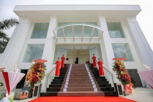 cho thuê tòa nhà 2.400m2 sàn trung tâm thủ dầu một.
mặt tiền đường lớn phù hợp làm showroom nhà hà