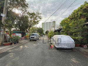 hơn 8 tỷ, nhà chỉ cách ga metro vài bước chân. dt 90m2 tặng cấp 4, tiện xây mới