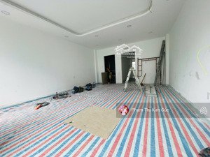 nhà phố 1 trệt 3 lầu 4pn - 5wc nhà hoàn thiện mới 100% giá thuê chỉ 30 triệu. vị trí ngay công viên