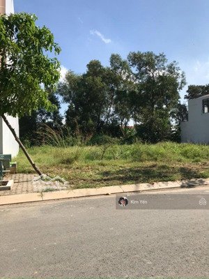 chính chủ bán gắp lô đất đẹp 100m2 nằm gần chợ bà lát , sổ sẵn , đường oto 16m giá 2ty3