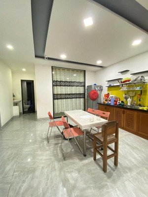 định cư mỹ - gả gấp nhà 3 tầng đẹp - mặt phố lê văn hiến - đường rộng 30m lề 6m - 150m2 (5x30)