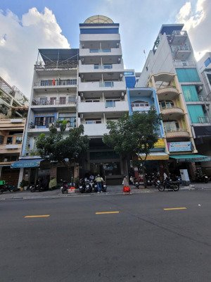 300tr - 8x30 kết cấu hầm 7 tầng 25 phòng full nội thất - cho thuê khách sạn mặt tiền đề thám q1