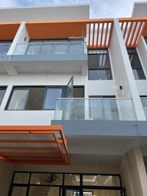 nhà xây sẵn, đã có sổ, dự án elite life, 3,99 tỷ, 5x16m2, khu compound đầy đủ tiện ích như resort