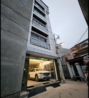 thạch bàn lô góc -6 tầng thang máy- ô tô đỗ ngày đêm ,ngủ trong nhà -full nội thất cao cấp .