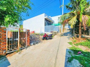 gần bến xe phía bắc _ và trường mầm non cô nuôi nguyễn xiển ] * cách biển : 1,8km * giá : 1,6 tỷ