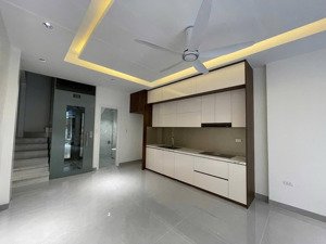 chính chủ cần bán nhà 6 tầng diện tích 45m . nhà nội thất hiện đại mới tinh có thang máy . tiện ich