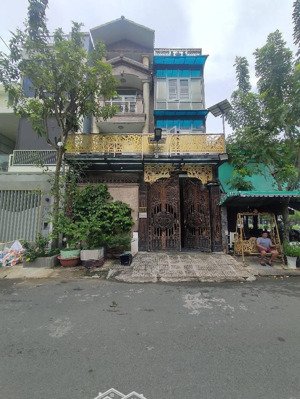 7x18, 5 tầng, hầm xe, thiết kế độc đáo chính chủ lâu năm ngay tân phong, quận 7