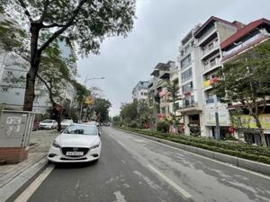 Bán nhà mặt phố Lạc Long Quân 122m2 mặt tiền 8.8m, 2 thoáng kinh doanh gần Hồ Tây