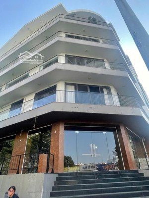 cho thuê tòa nhà dt: 226m2 dts 1000m2 góc 2 mt lớn kdc himlam tân hưng giá: 200tr/th lh: 