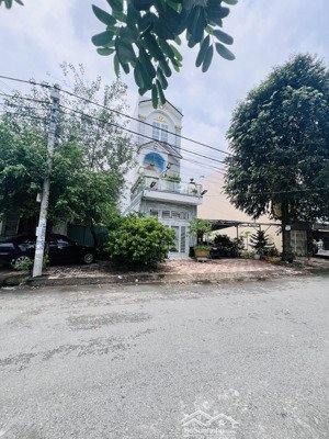 bán nhà 2 lầu có nhà yến đang thu nhập dt đất 103m2 sổ hồng hoàn công khu nam cần thơ