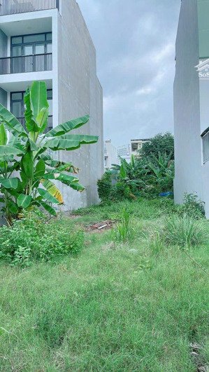 tôi cần bán nền đất 100m2 kdc 13e intresco đường 12m giá 40 triệu/m2. lh 0918