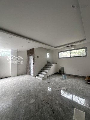 bán nhà phố trạm long biên, vị trí đắc địa đường ô tô tránh sổ đỏ chính chủ