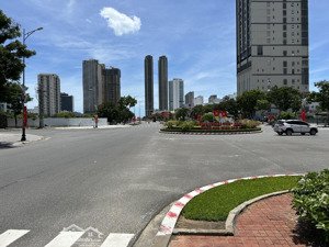 căn nhà mt phạm văn đồng. cách biển vài chục m. kế bên lô góc. dt 127m2. giá 33 tỷ