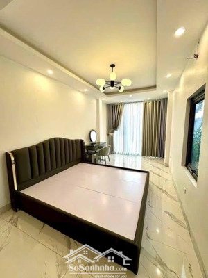 bán nhà đàm quang trung. 6 tầng , thang máy xin xò. ô tô đỗ cửa