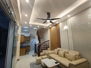 nhà hiếm - cầu giấy nhỉnh 8 tỷ, dt 36m, giá chỉ 200tr/m ô tô đỗ cửa, cách mặt phố cầu giấy 5m