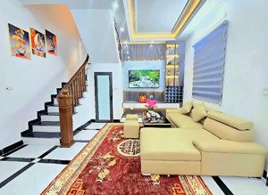 bán nhanh nhà 40m2 5,8 tỷ phố thạch bàn, long biên, nhà đẹp xuất sắc ngõ thông, thoáng, ô tô đỗ cửa