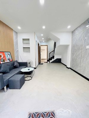 nhà đúc 4 tầng - dt: 4x11 - cạnh đầm sen - vài bước ra mặt tiền - chỉ 5,x ty