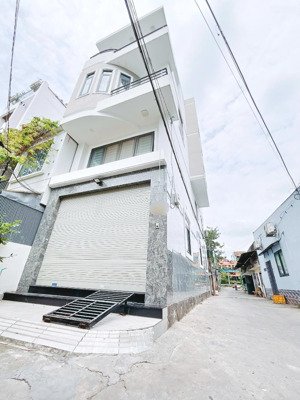 căn góc 2 mặt tiền 4 tầng 4.2x15 hẻm xe hơi hoàng trọng mậu q7