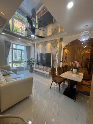 cần bán nhanh căn hộ sky garden 3, pmh, q7, dt 71m2, tk 3pn nhà mới đẹp, view hồ bơi, giá chỉ 5,7tỷ