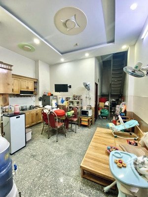 khách sạn 6 tầng có thang máy đường lê văn khương phường ht q12 dt 125m2 hẻm 7m dòng tiền 80tr/th