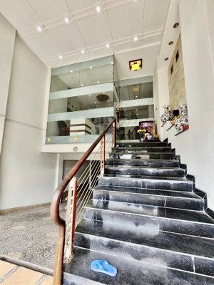 bán gấp khách sạn 6 tầng có thang máy đường số linh trung thủ đức thu nhập ổn định, giá chỉ 14,5tỷ