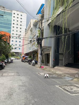 giảm giá 12 tỷ còn 11,5 tỷ - xe hơi vào tận nhà - cách mt 100m - dt lớn:4,5x20,5 - kc: 5 tầng