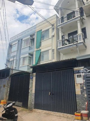 nhà 3 tầng, ngay đường võ văn ngân, sát bên nhà thờ thủ đức.diện tích lớn 4x18 mà chỉ có 7.3 tỉ.