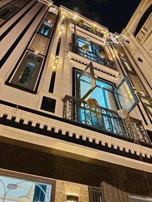 nhà full nội thất mới 8*8m 3lầu st 4pn 5wc quang trung