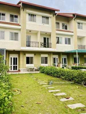 cần bán căn biệt thự 150m2 hướng nam tại the oasis ngay aeon, sân golf sông bé. lh: 