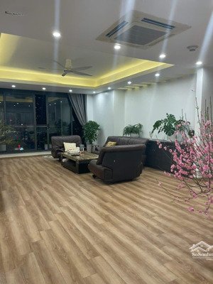 thấng nhất complex. chủ nhà gửi bán căn góc: 3pn.2vc.dt: 122m2. tầng 16 giá: 10.5tỷ có slot oto