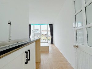 studio cửa sổ trời - ban công - ngay khu etown - phù hợp với các bạn sinh viên