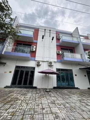 cho thuê hoặc bán 1 trong 2 căn nhà mới, làm văn phòng công ty và nơi tạm trú cho chuyên gia