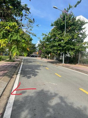 tôi là chủ bán gấp đất biệt thự bộ ca, 153m2 (9x17), giá 13 tỷ, 0,5% hh cho sale