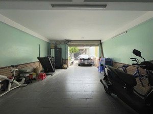 nhỉnh 8 tỷ nhà 1 trệt 3 lầu, có hầm để 5 ô tô 5 phòng ngủ hẻm xe hơi tránh phước long b, q9