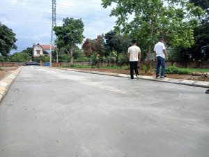 em có lô đất muốn bán. lương sơn hòa bình. sát chợ và các trường học