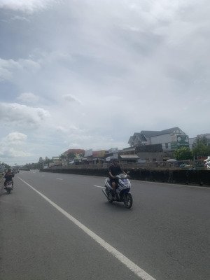 cần bán nhà lầu biệt thự mặt tiền đường quốc lộ 1a. phan thiết dt ngang 17mx50m, dtcn 856m2 11 tỉ