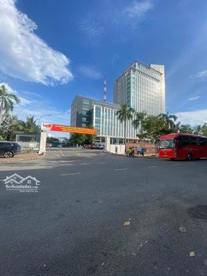 siêu vị trí căn góc 2 mt ngay cc bộ công an- trần não dt 11.5x28m dtcn 287m2 xd hầm 6 tầng gía39 tỷ