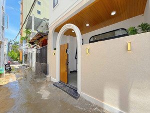 cần bán gấp căn nhà 4 tầng đường 3m dương đình nghệ gần bãi tắm mỹ khê đà nẵng.