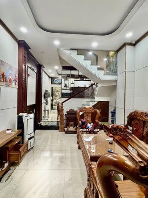 ngộp! trả giá là bán nhà đẹp nội thất gỗ cao cấp hẻm 8m thông 64m2 4 tầng.