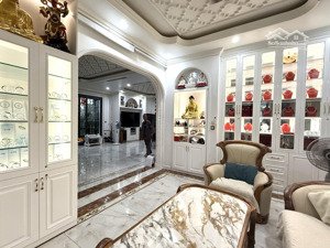 song lập 180 siêu vip, thang máy , vị trí cực đẹp . nội thất đẳng cấp