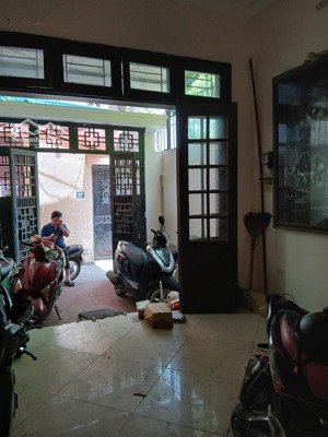 bán nhà đường láng 78m2, 3 tầng , mặt tiền 4.4m , giá 10 tỷ , nhà cách phố 15m