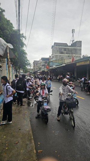 bán 2 căn nhà cấp 4 hai mặt tiền trước sau phía sau 20 phòng trọ 1 kí ốt đt 10m x 54m= 541m tc 200m