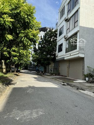 bán gấp nhà 3 tầng liền kề dịch vụ hàng bè kiến hưng giá nhỉnh 11ty e lh 