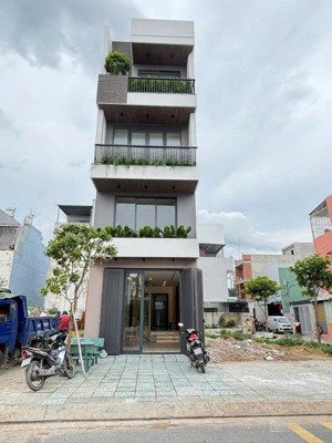 nhà mặt tiền kinh doanh thạnh lộc 31, xd 4 lầu có thang máy hiện đại, ngay ngã tư ga