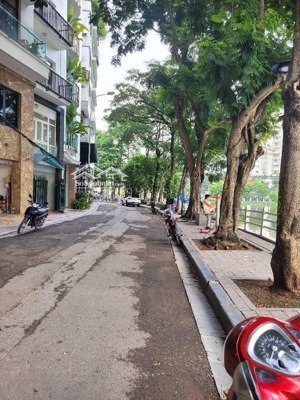 chính chủ bán nhà mặt hồ trúc bạch - 50m2 - 5 tầng - vỉa hè rộng - kinh doanh