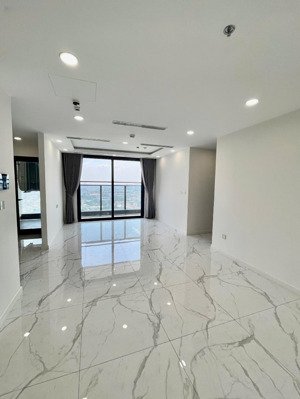 cho thuê sunshine sky city quận 7 , 4pn+1 kho , 3wc , 132m2 . nt cơ bản . giá chỉ : 19 triệu / th