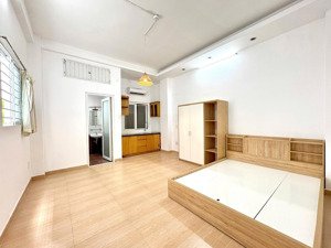 studio rộng 35m2 cửa sổ thoáng_hầm xe ngay cạnh toà nhà viettel cmt8 quận 10