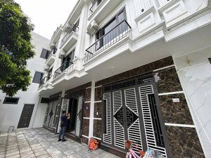 nhà riêng 3 tầng 40m2 . gần bx yên nghĩa , vài bước chân ra đường 2 ô tô tránh . chỉ 2.9 tỷ