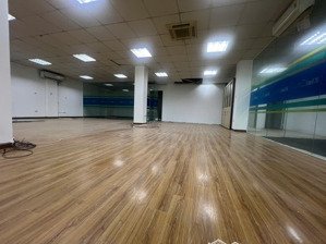 cho thuê tầng 8 tòa văn phòng mặt phố dịch vọng, cầu giấy, vỉa hè rộng để xe oto thoải mái