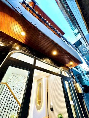 bán nhà đẹp 2 tầng sát mt huỳnh văn bánh - phan đình phùng, dt.3,7x8 vuông đẹp - 5,2 tỷ